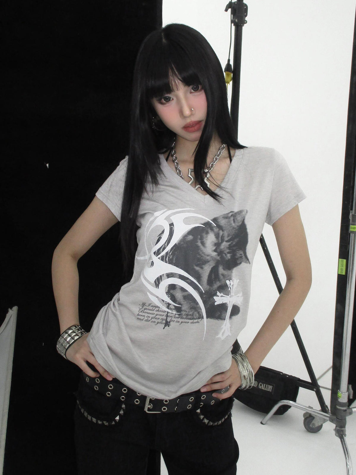 American retro V-neck straight shoulder short-sleeved T-shirt women's summer new slim slimming inner Y2K old-fashioned light Asian top
