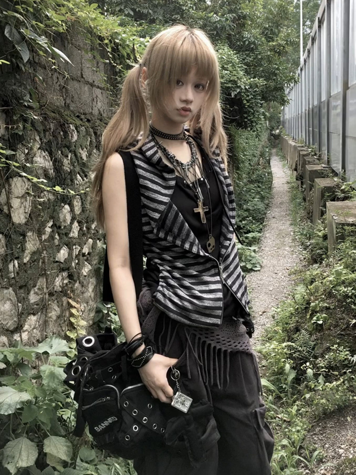 Subculture striped hooded tank top for women, new summer versatile looks, fake two-piece sleeveless top with a swaying collar, visual style