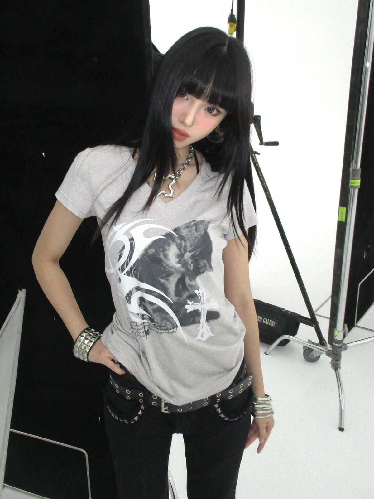 American retro V-neck straight shoulder short-sleeved T-shirt women's summer new slim slimming inner Y2K old-fashioned light Asian top
