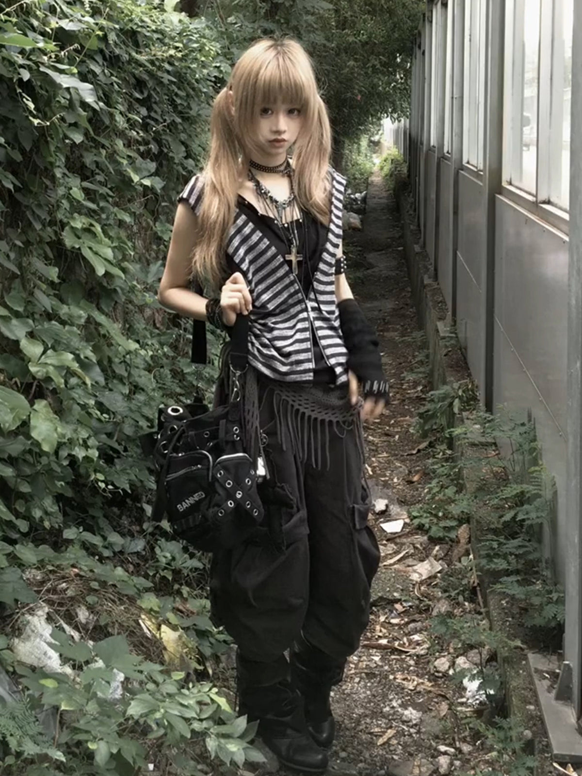 Subculture striped hooded tank top for women, new summer versatile looks, fake two-piece sleeveless top with a swaying collar, visual style